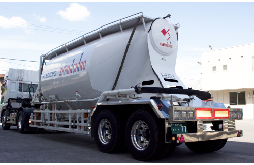 トラックの運転席